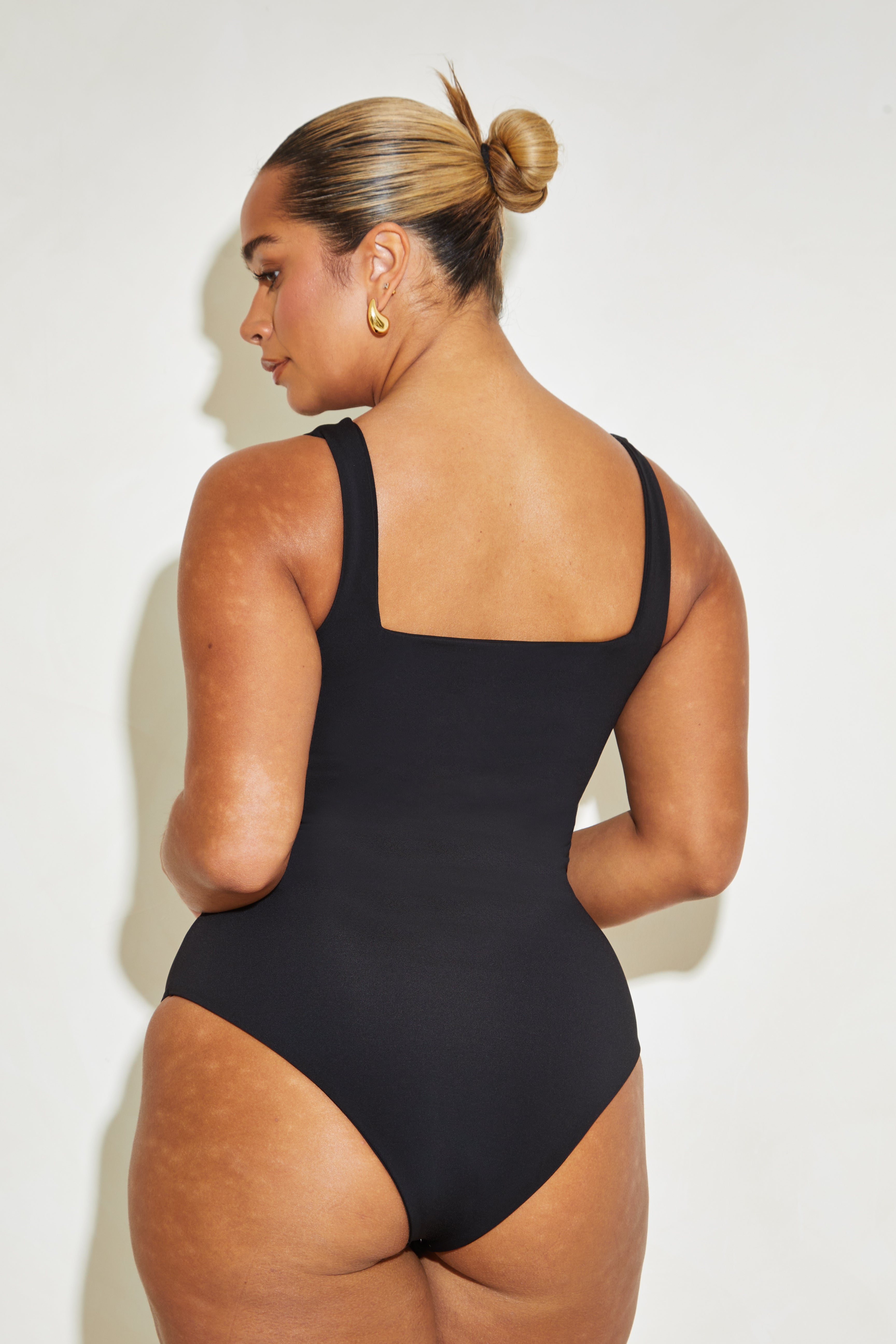 Chic Black 'Jade' Sleeveless Bodysuit with Square Neckline